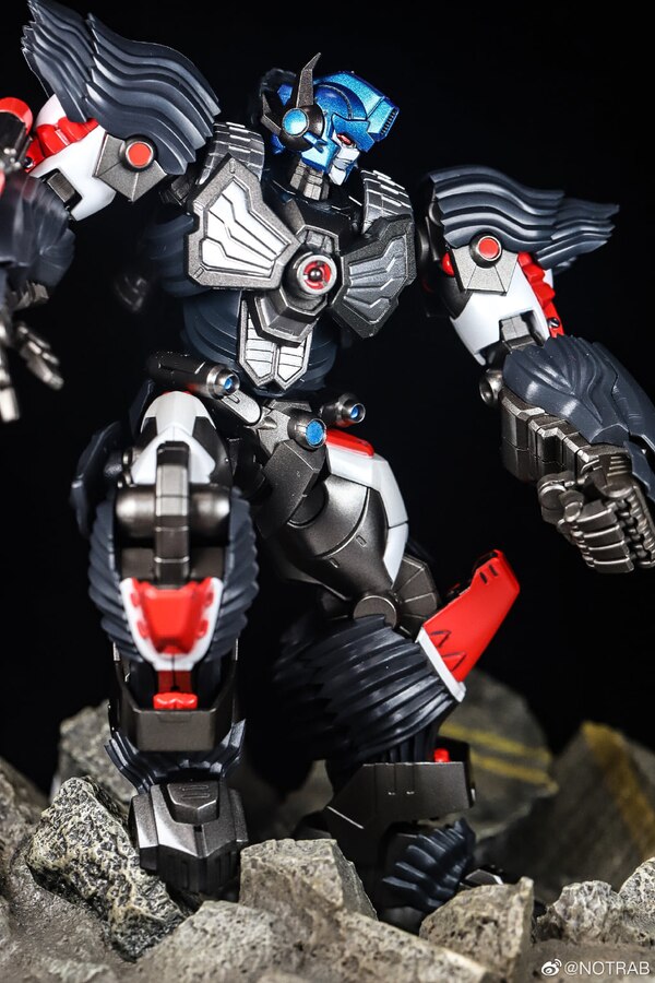 Flame Toys Furai Action Optimus Primal In Hand Images  (1 of 12)